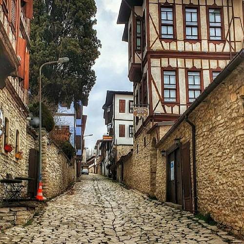  تو همونی که تو خنده هام شریکی توی درد و غصه هام واسم طبیبی